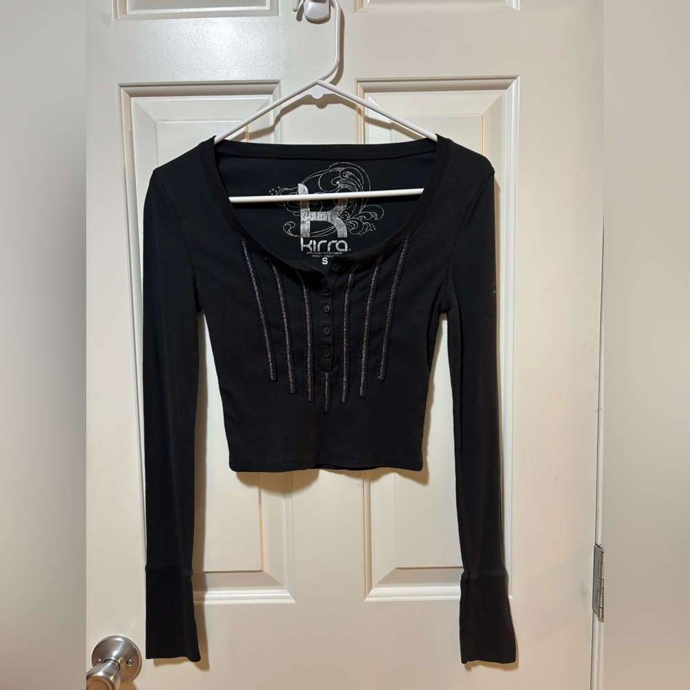 The Kirra PacSun Y2K Black Long Sleeve Crop Top 1/4 Button Top – Women’s Small